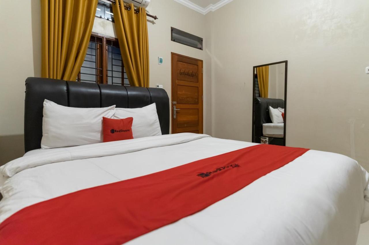 RedDoorz At Joyce Guest House Medan Zewnętrze zdjęcie