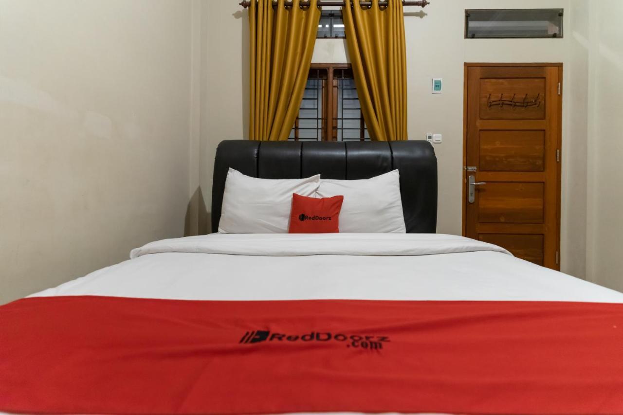 RedDoorz At Joyce Guest House Medan Zewnętrze zdjęcie